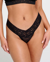 Conjunto de Lencería de Encaje Negro con Bralette y Tanga de Corte Sensual