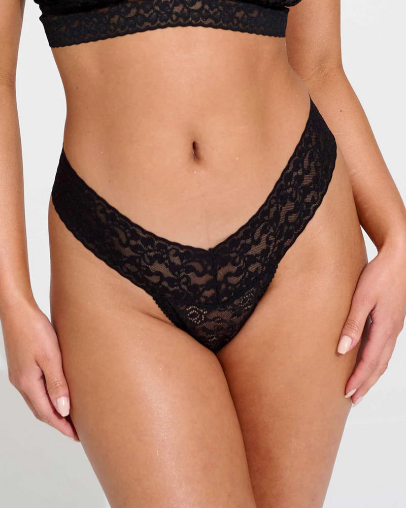Conjunto de Lencería de Encaje Negro con Bralette y Tanga de Corte Sensual
