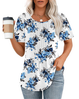 Blusa blanca con estampado floral azul y pliegues decorativos en el pecho