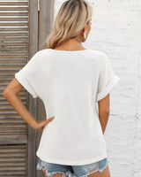 Top de Punto con Escote en V y Botones Decorativos para un Estilo Casual con Textura Acogedora