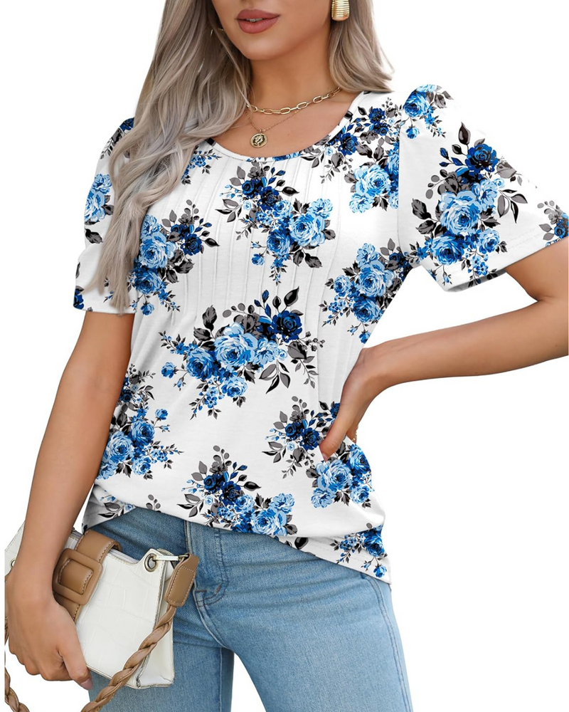 Blusa blanca con estampado floral azul y pliegues decorativos en el pecho