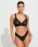 Conjunto de Lencería de Encaje Negro con Bralette y Tanga de Corte Sensual