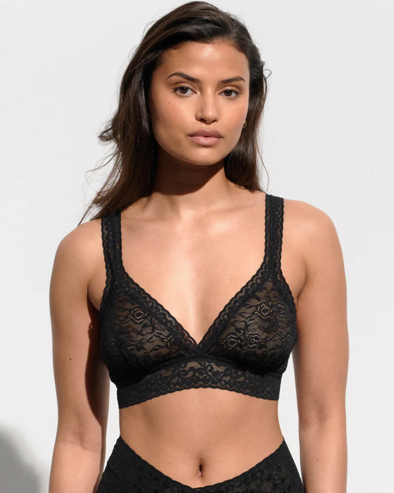 Conjunto de Lencería de Encaje Negro con Bralette y Tanga de Corte Sensual